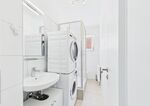 Bad mit Dusche, Waschmaschine & Trockner