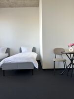 Zoe and Pete - The Apartments Bild 2