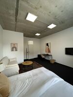 Zoe and Pete - The Apartments Bild 1
