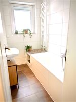 Bad mit Badewanne und Dusche