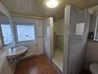 Tolles Tageslichtbadezimmer mit WC