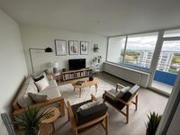 Wohnzimmer mit großem Balkon