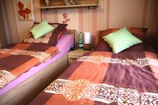 Zimmer B: als Einzel- ,Doppelzimmer (optional mit Aufbettung)