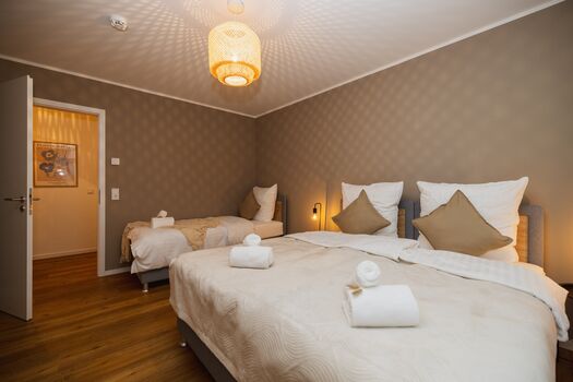 Schlafzimmer mit drei Einzelbetten 