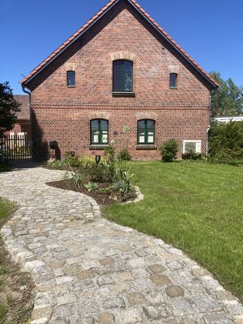 Ansicht & Zugang zur Wohnung vom Parkplatz / der Straße