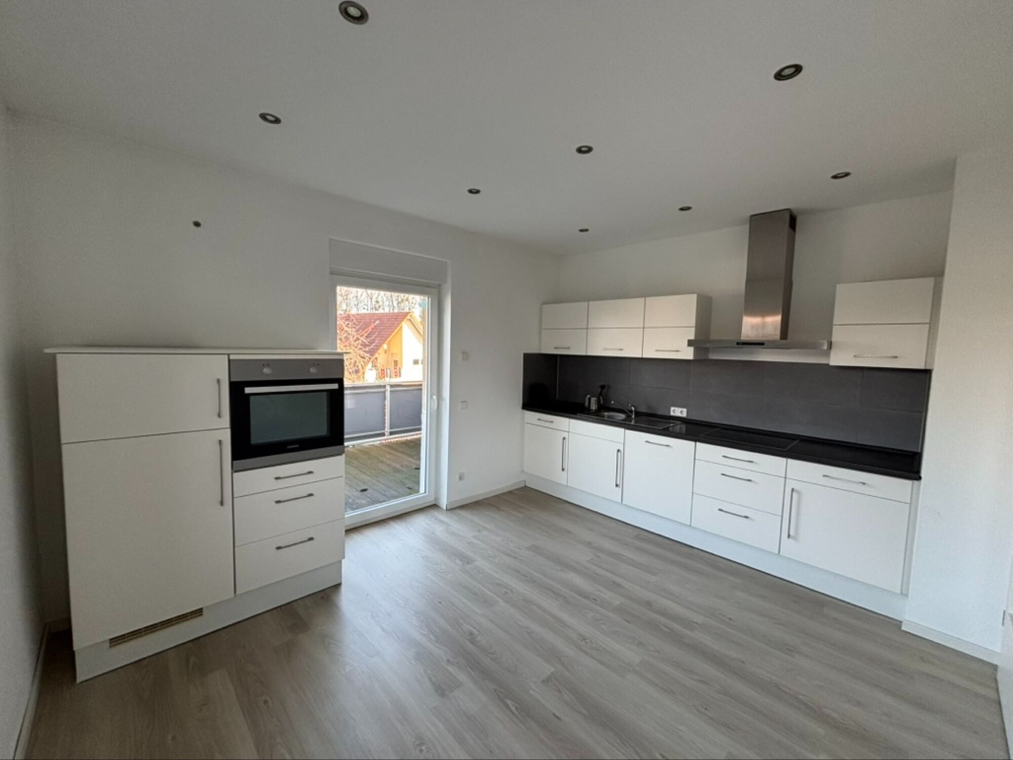 Küche und Zugang Balkon schickes Apartment