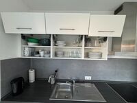 Spüle und Geschirr schickes Apartment