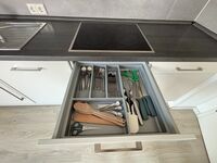 Kochfeld und Besteck schickes Apartment