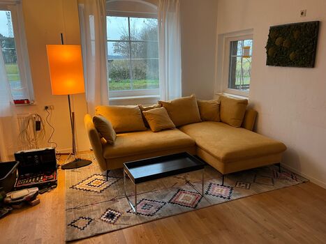 Große Wohnung neben Bahnhof Haltestelle mit Parkplatz