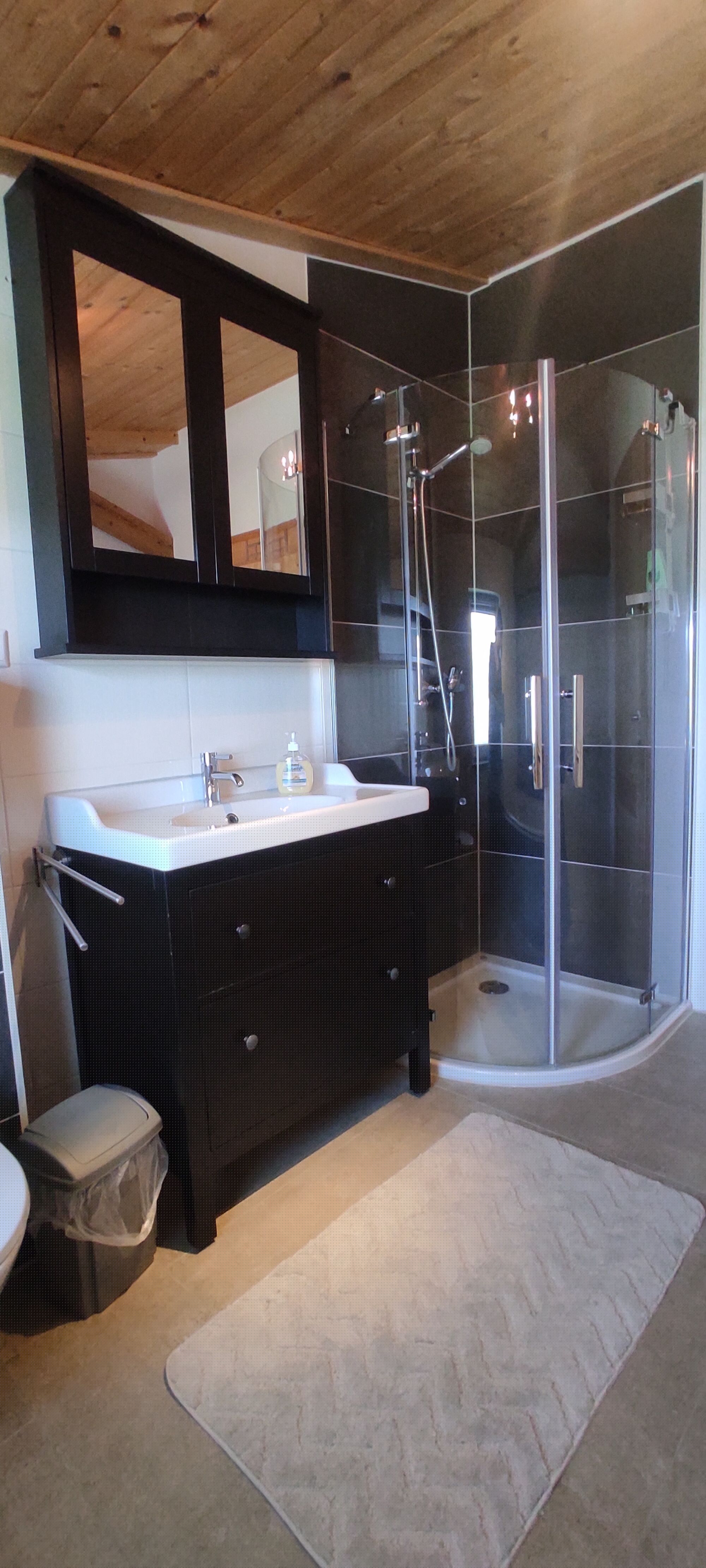Bad mit Badewanne und Dusche