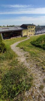 Weg zur Wohnung vom Parkplatz aus