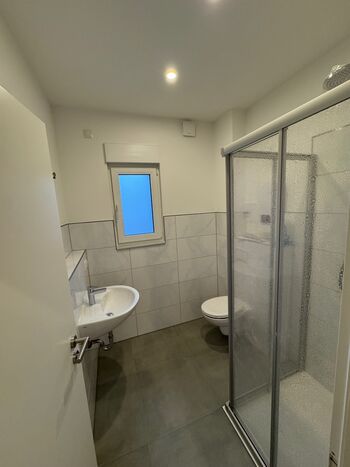 2 identische Bäder und ein weiteres im DG