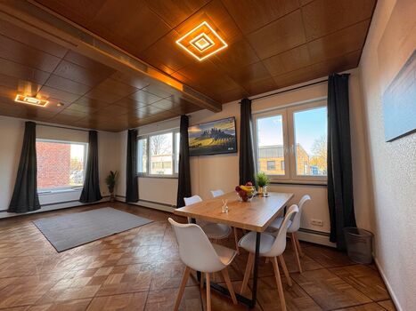 Eine geräumige Sitzecke im großen Zimmer 