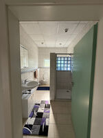 Bad mit Dusche und Toilette