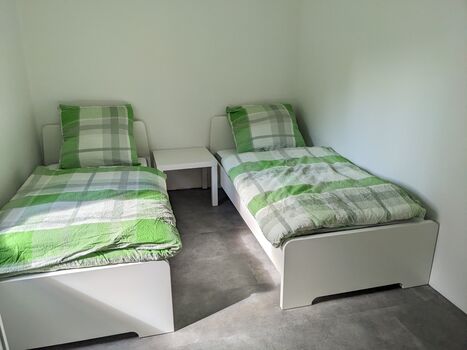 Kernsanierte neu möblierte EG-Wohnung, 4 DZ mit Einzelbetten Bild 3