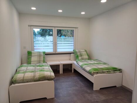 Kernsanierte neu möblierte EG-Wohnung, 4 DZ mit Einzelbetten Bild 2