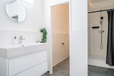 Gemeinschaftsbad mit Dusche und WC