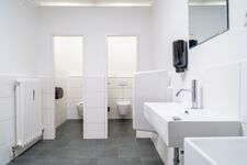 Gemeinschaftsbad mit 2 WCs, 1 Pissoir, 2 Waschbecken