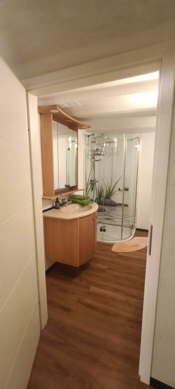 8 Betten, 6 Zimmer mit Schreibtisch, 4 Badezimmer, 2 Küchen