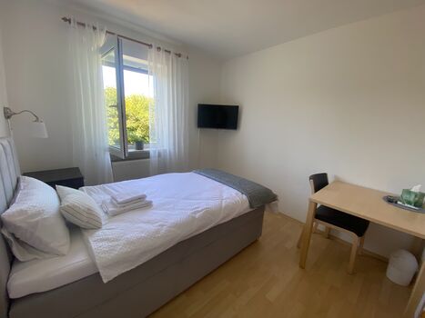 Am Autobahnkreuz A70/A9 in Alleinlage Bild 2