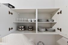 Großer Geschirrschrank mit Tellern, Gläsern und Tassen – ausreichend ausgestattet für Gruppen und gemeinsame Mahlzeiten.