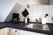 Funktionale Küche mit Filterkaffeemaschine, Mikrowelle, waschtrockner, Toaster