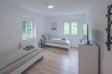 Modernes Schlafzimmer mit Einzelbetten