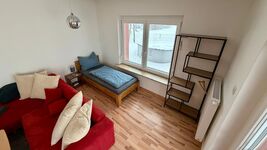 Wohnzimmer mit Einzelbett und Schlafcouch