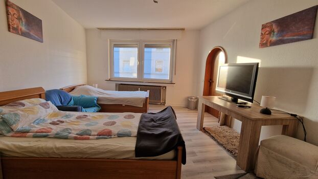 Große Wohnung für 3-7 Leute mit Balkon und extra WC