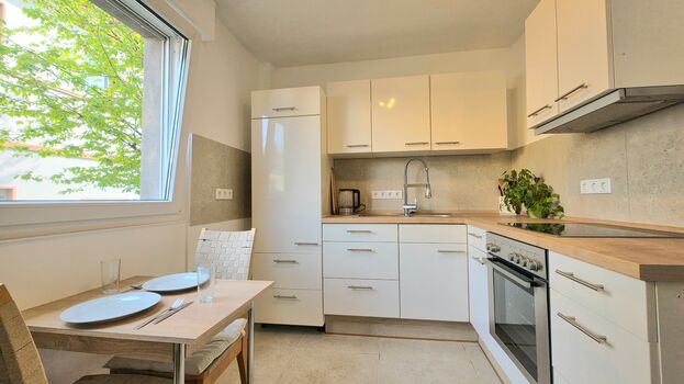 Große Wohnung für 3-7 Leute mit Balkon und extra WC + eigener Parkplatz