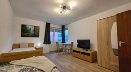 Große Wohnung für 3-7 Leute mit Balkon und extra WC + eigener Parkplatz Bild 7