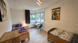 Große Wohnung für 3-7 Leute mit Balkon und extra WC + eigener Parkplatz Bild 3