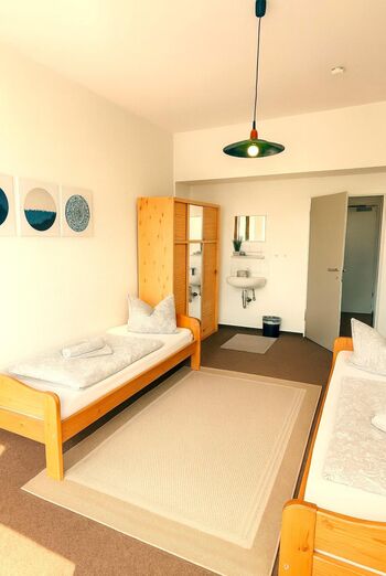 60 Zimmer (Einzel/Doppel) | Raucher/NR möglich | Parkplätze inkl. Bild 2