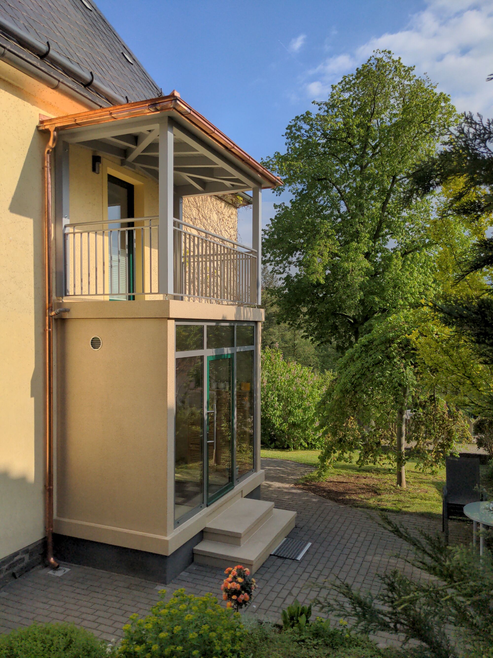 Eingang mit Terrasse