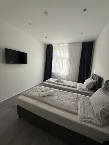 neu renovierte wohnungen / bei bedarf auch das ganzes haus mit garten Bild 2