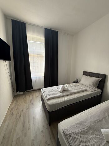 neu renovierte wohnungen / bei bedarf auch das ganzes haus mit garten Bild 3