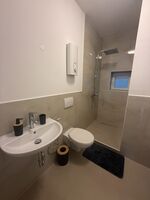 neu renovierte wohnungen / bei bedarf auch das ganzes haus mit garten Bild 11