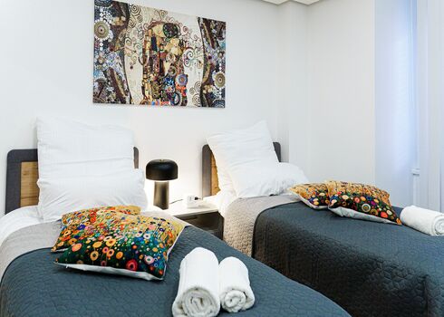 FREI - 7 Personen, am Rathaus direkt TG 20.30 bis 8.30 frei Bild 3