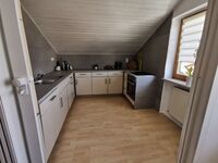 gut ausgestattete Küche mit Geschirrspüler