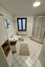 Geräumiges Bad mit Dusche