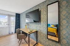 TV und Arbeitsbereich Schlafzimmer