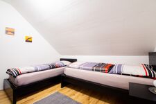 Schlafzimmer mit zwei Einzelbetten