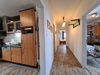 Flur in Obergeschosswohnung-links die Küche, geradeaus grosses Schlafzimmer, rechts kleines Schlafzimmer