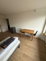 Einzelzimmer mit Sitzmöglichkeiten