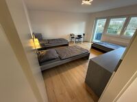 Blick in das 3-Bettzimmer/ Zugang zum Balkon