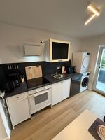 Küche mit Spülmaschine/Waschmaschine/Trockner