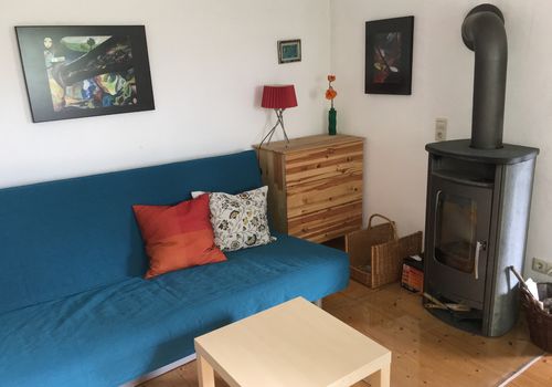 Wohnzimmer mit Schlafsofa, TV und WLAN